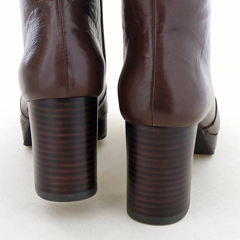 スタイルアップ効果抜群のチャンキーヒール。安定感も◎