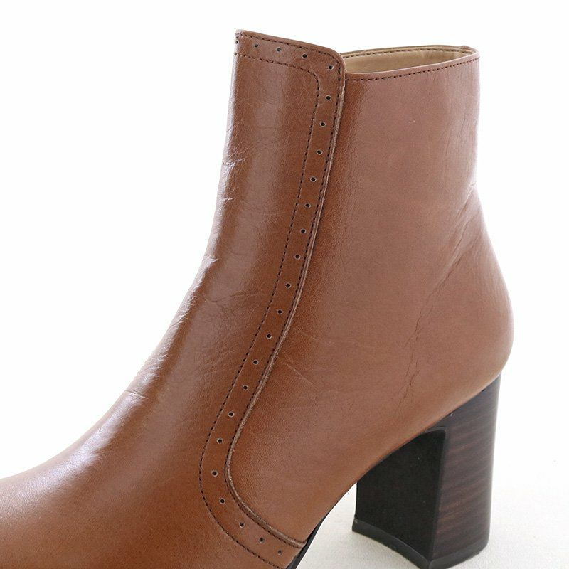 切り替え部分にあしらった小穴飾りがクラシカルな佇まい