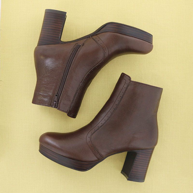 ダークブラウン