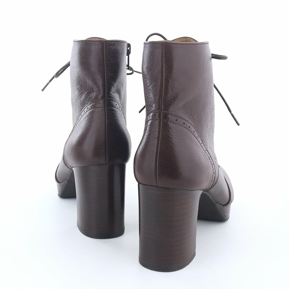 スタイルアップ効果抜群のチャンキーヒール。安定感も◎