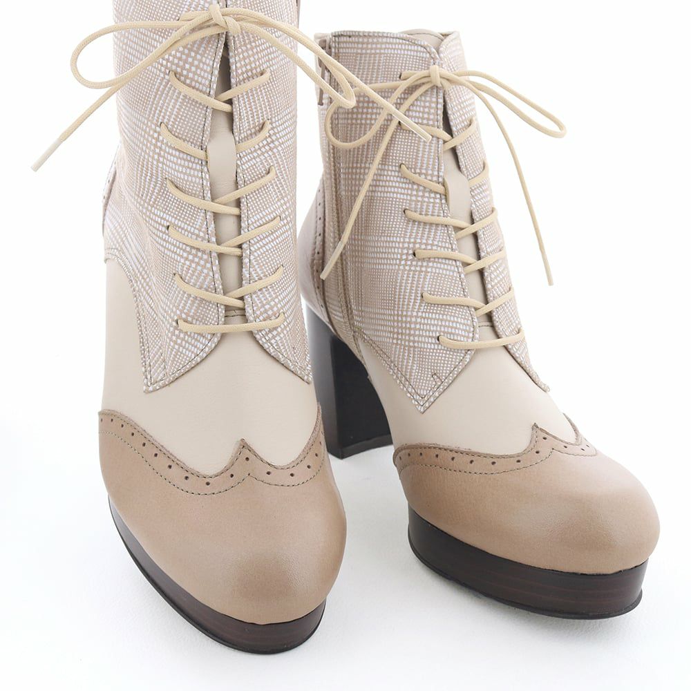 冬のホワイトコーデにおすすめな淡色カラー（ライトグレージュコンビ）