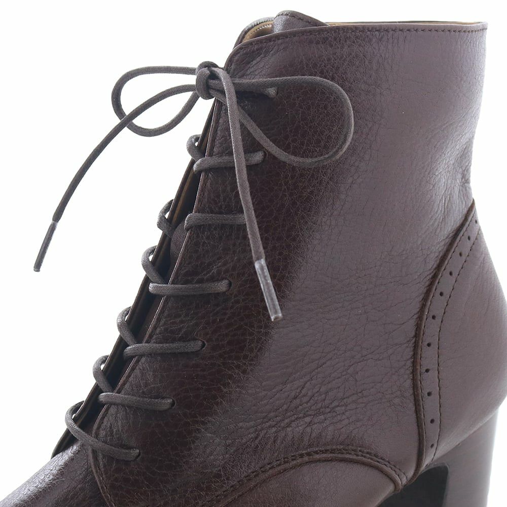 脚に合わせて紐を締め方を調節できます