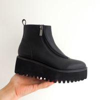 ブラック