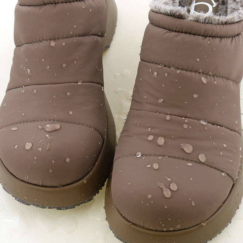 アッパーは撥水加工で水を弾きます