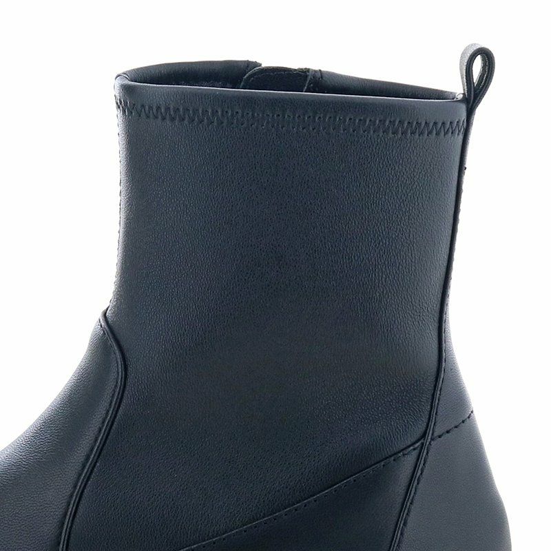 筒部分はストレッチ材を使用。足の動きに合わせて伸縮します