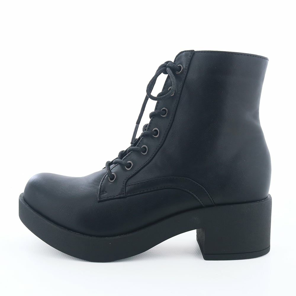 トレンドに左右されず、長く履ける定番レースアップブーツ
