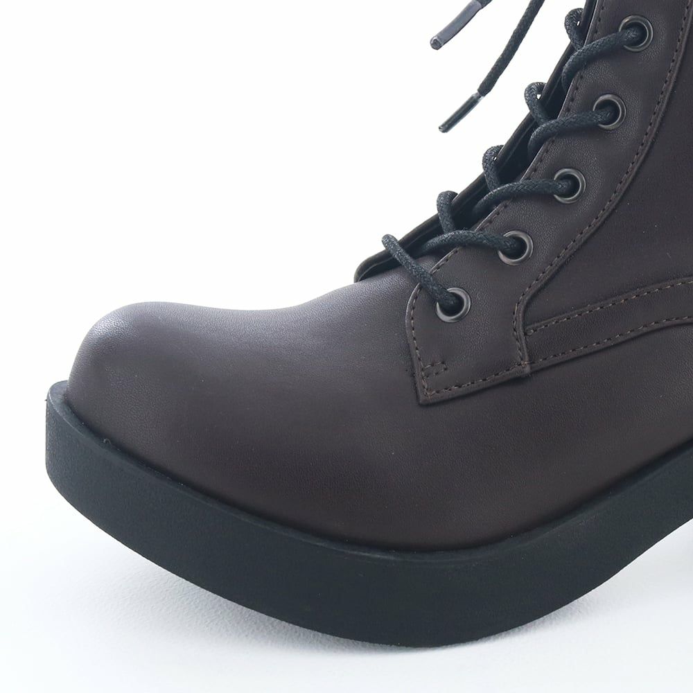 つんと上向いたおでこトゥが個性的