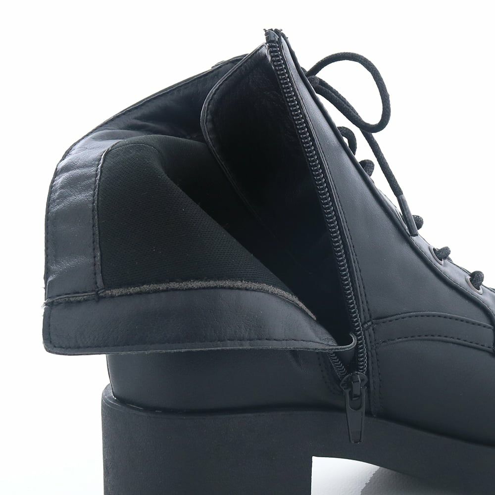 裏地はスポンジ入りのふっくら生地で包み込まれる履き心地