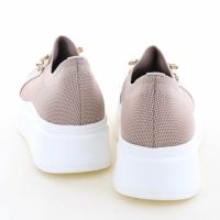 ほどよく弾性のある厚底ソールで歩きやすい