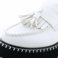 クラフト感あるコの字編みのピースとモカがアクセントに