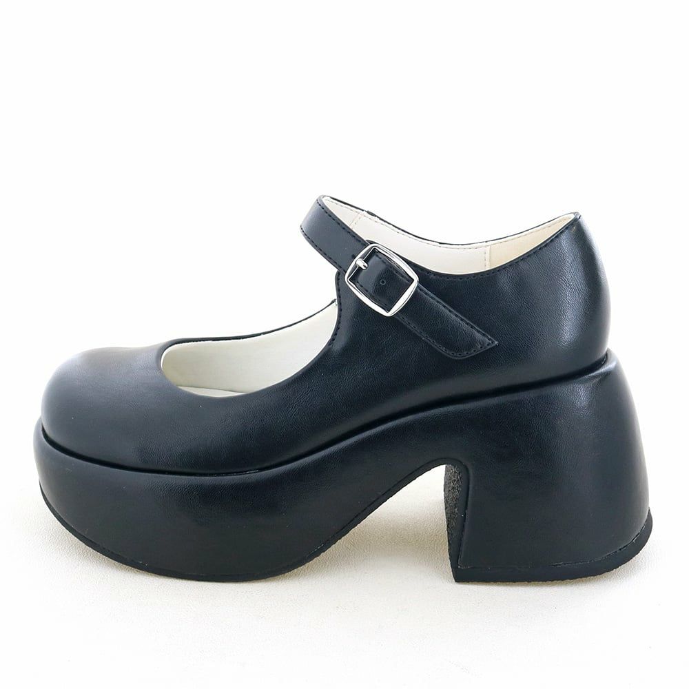 ころんとした丸みがレトロかわいいストラップパンプス