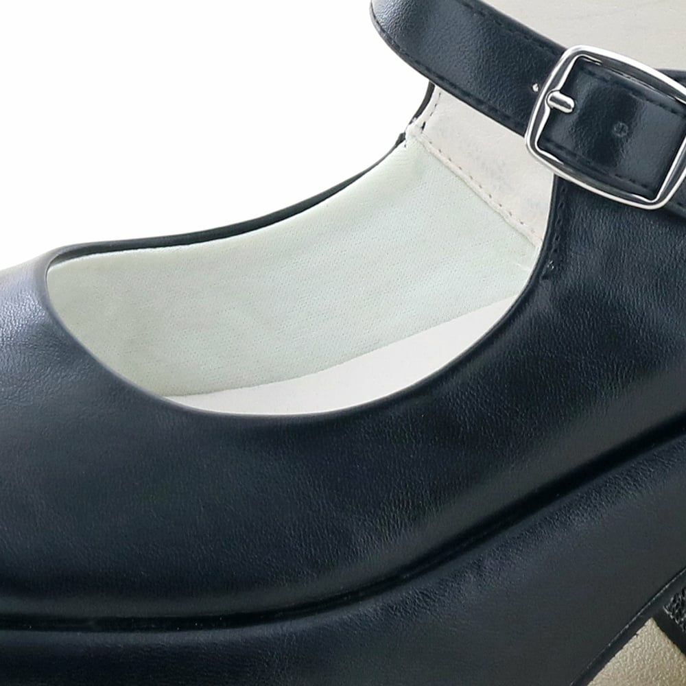 裏地やインソールはスポンジやクッションでふわっとした履き心地です