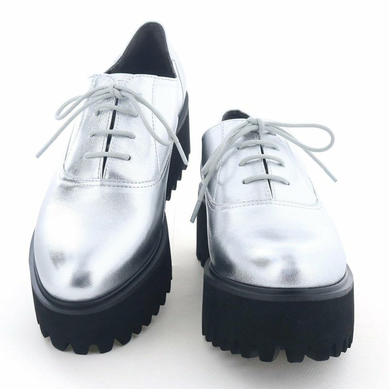 2025春の新色は華やかなきらめきでコーデの主役となるシルバー