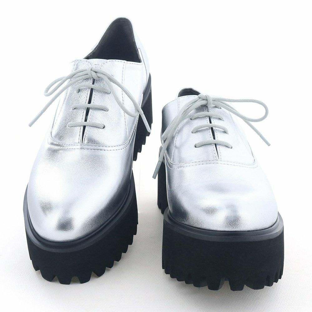 2025春の新色は華やかなきらめきでコーデの主役となるシルバー