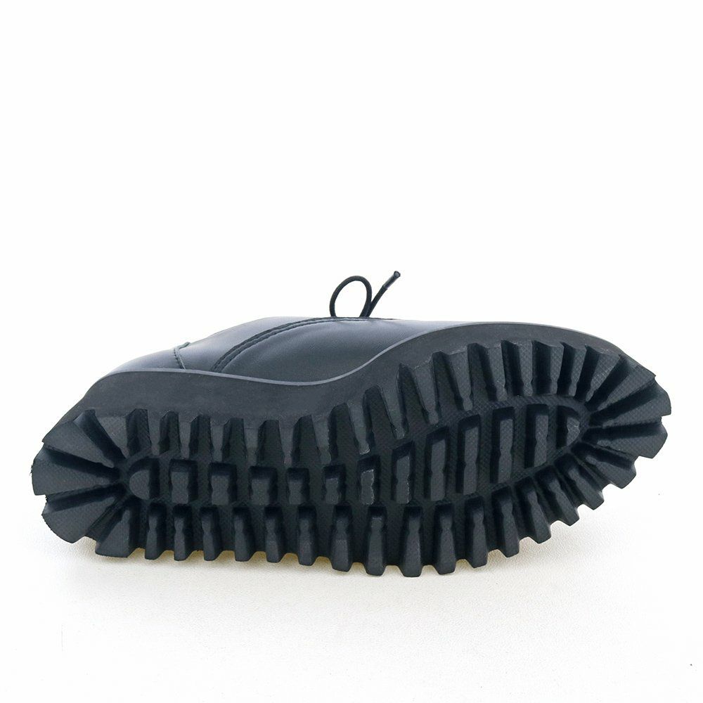 ソール全体に厚みがありヒール傾斜は1.5cmほど