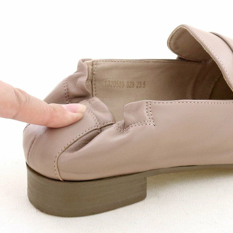 硬い芯を使わずソフトに仕立てたかかと。靴擦れしにくいのが嬉しい