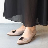 ライトベージュ