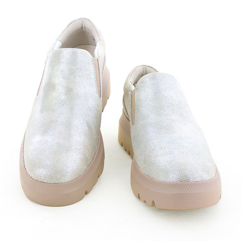 レザーの風合いできちんと感も。大人のカジュアルスタイルにおすすめです