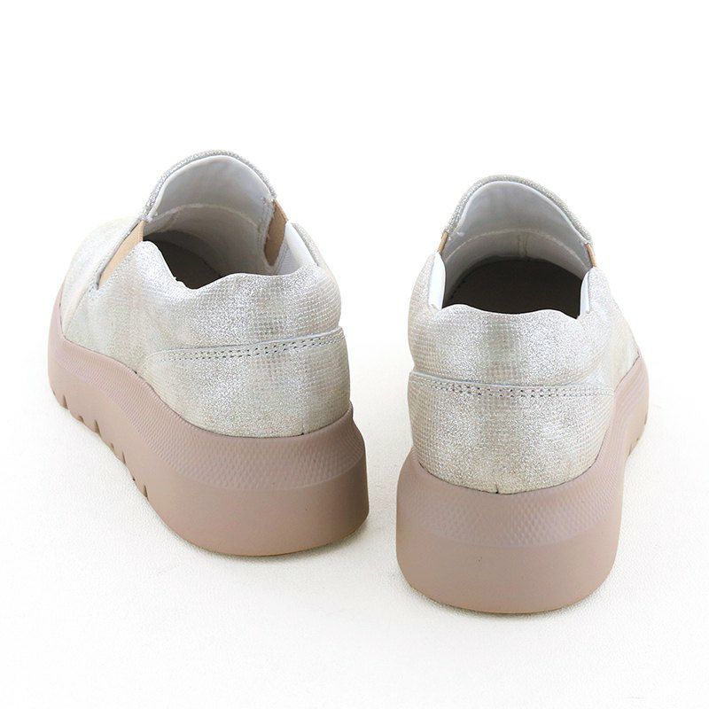 ほどよい厚みでスタイルも底上げしてくれます