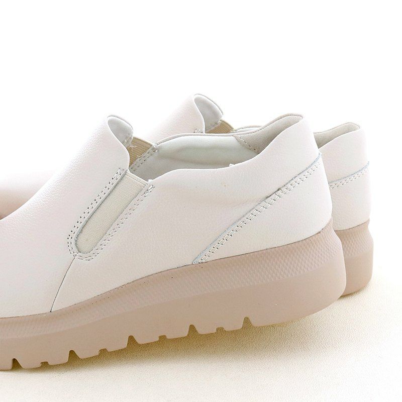 履き口両サイドにはゴムをあしらい、着脱しやすくデザインしました