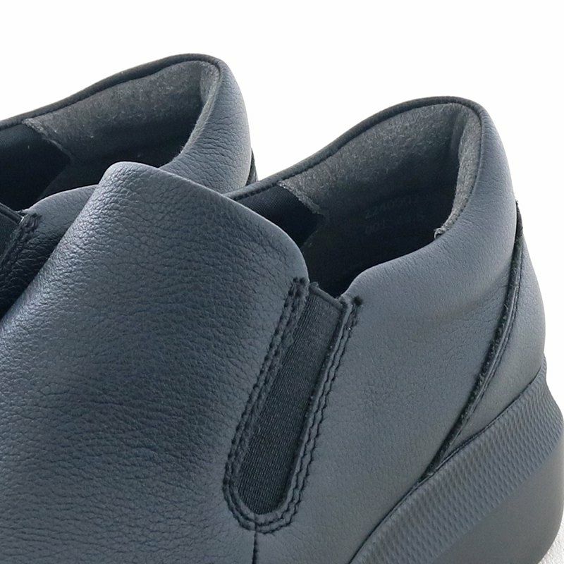 痛くなりやすいかかとはパッド入りで靴擦れしにくくなっています