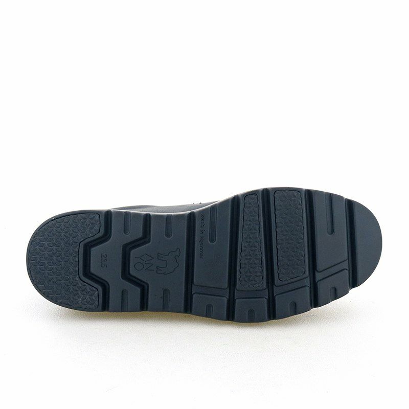 ソール全体に厚みがあるのでヒール高を感じずに歩けます