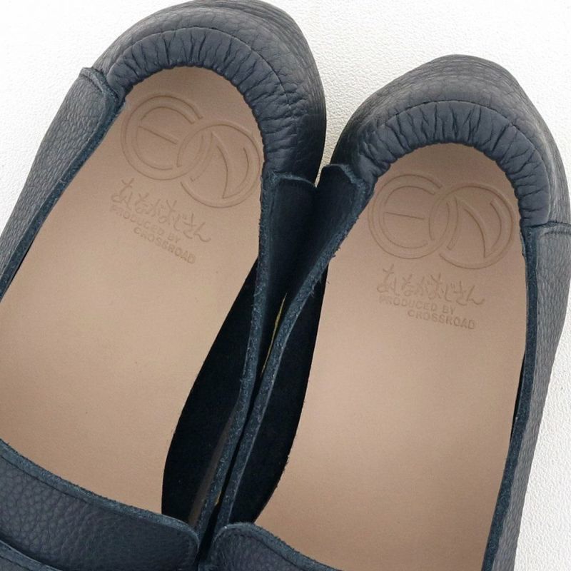 かかとのゴムで抜けにくく歩きやすい設計