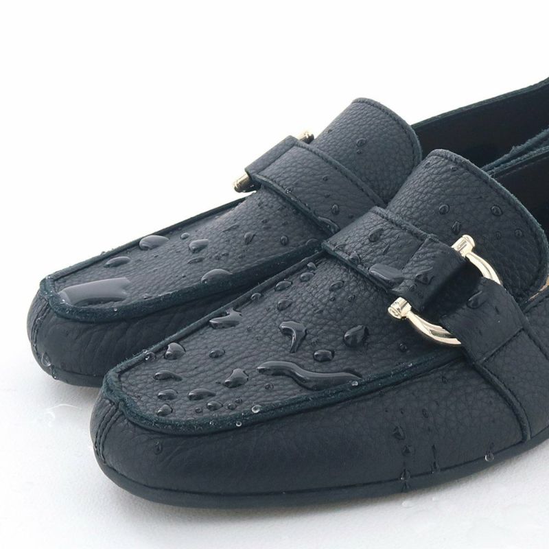 防水レザーで急な雨も安心。汚れも付きにくくお手入れらくちんです