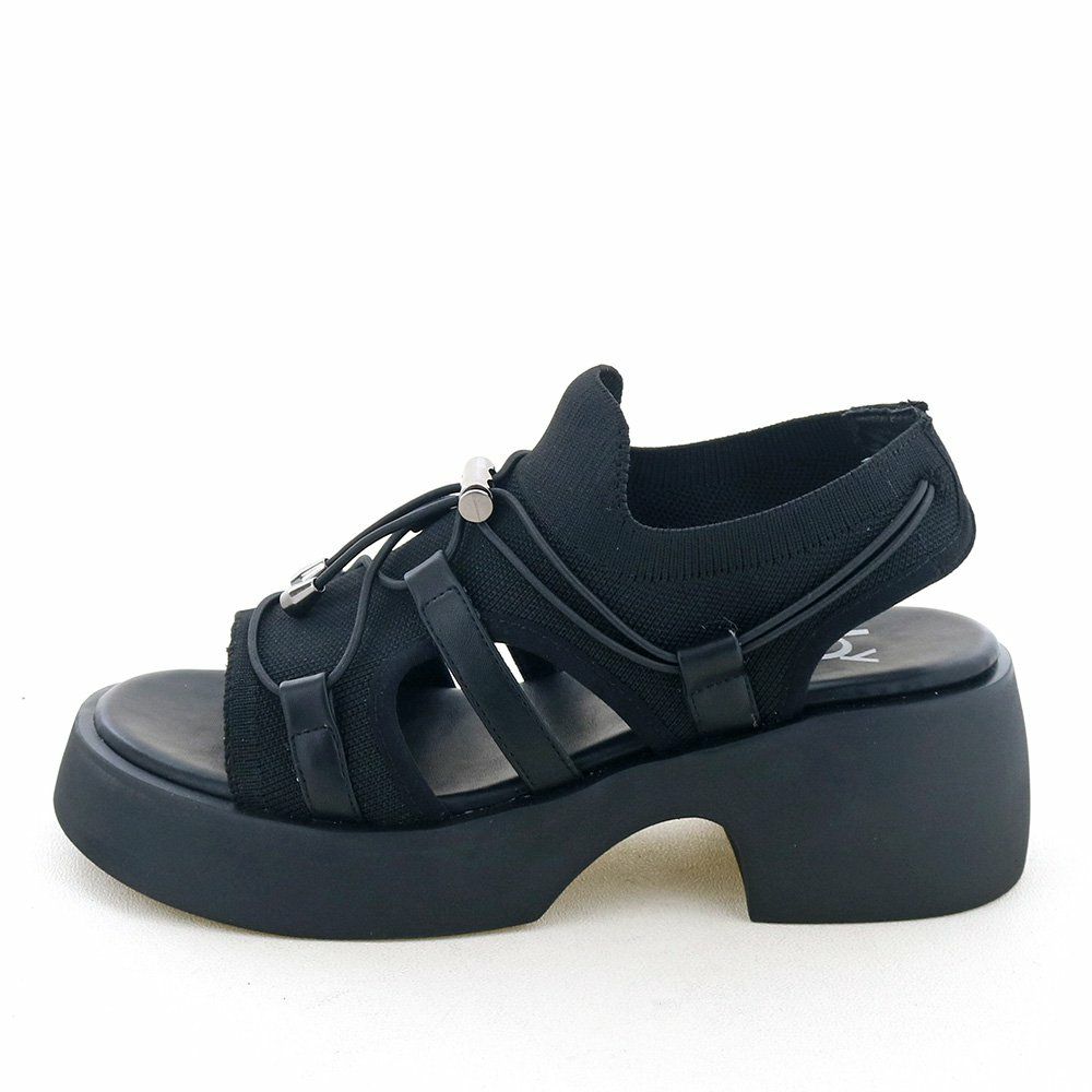 ニットアッパーとゴムレースで機能的なカジュアルサンダル