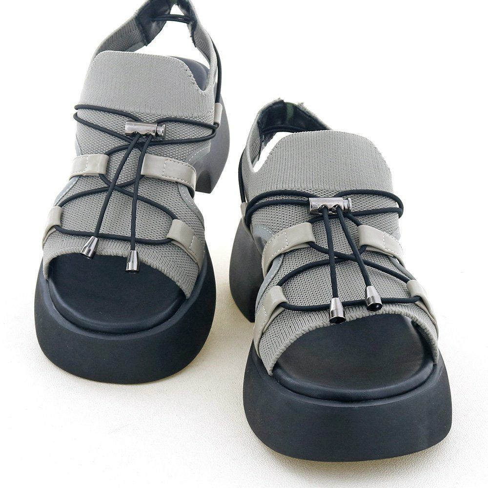 足あたりの良いニットと伸縮性のあるゴムレースで足にやさしくフィットします