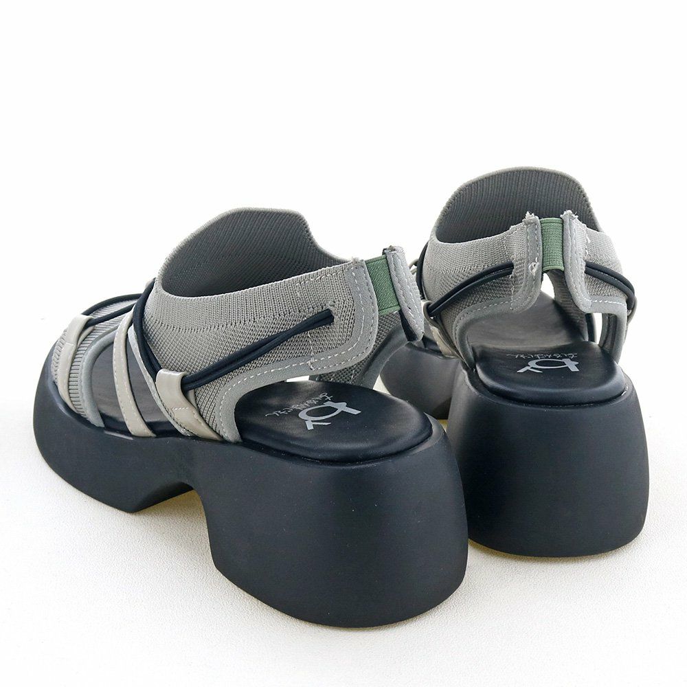 ほどよいボリュームの軽量ソールで1日履いても疲れない！