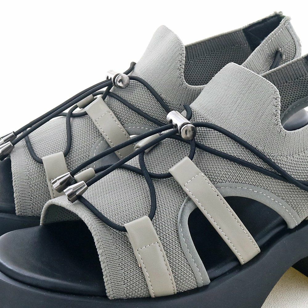 ストッパー付きでひもを結ばず調節できます