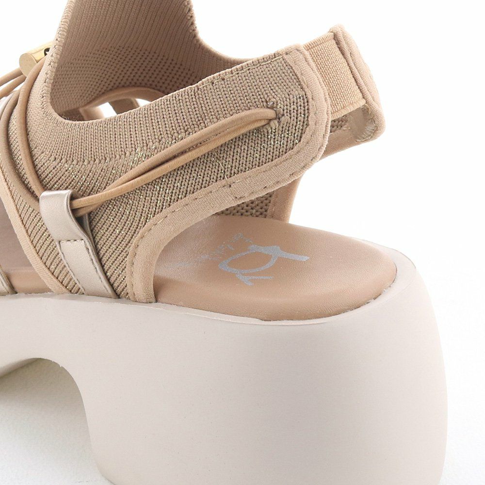 バックストラップは一部をゴムにすることで、かかとにしっかりフィットします