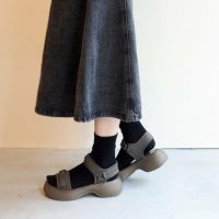 カーキ