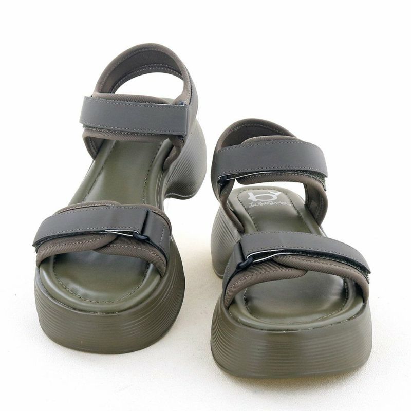 アッパーからソールまでワントーンでまとめたモードなデザイン