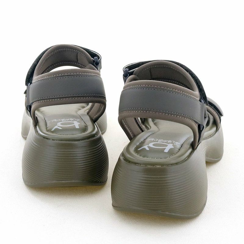 足元にほどよい存在感をプラス。コーデのポイントになる1足です