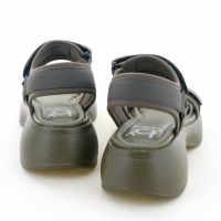 足元にほどよい存在感をプラス。コーデのポイントになる1足です