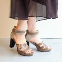 ベージュ