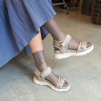 グレー