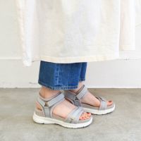 グレー