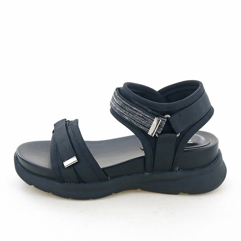 足に吸い付くような、快適な履き心地が人気のスポサン