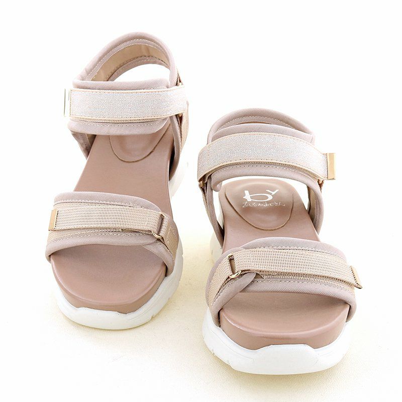 きれいめスタイルにも合わせやすいヒール感あるデザインがポイント