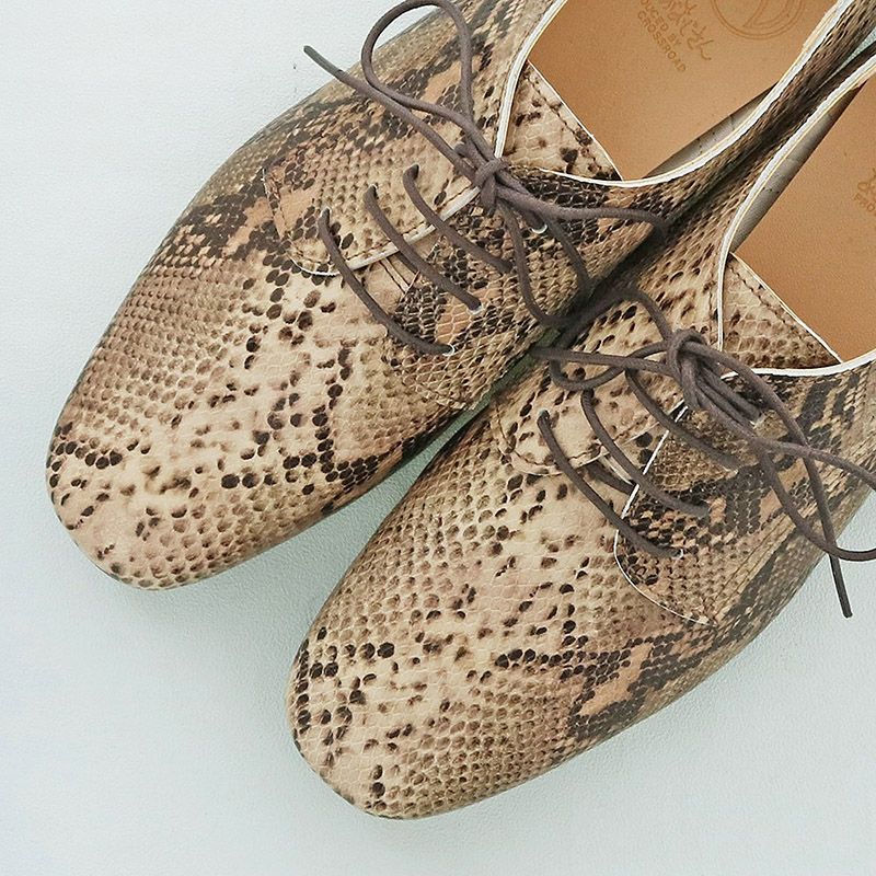 スクエアトゥにレースアップデザインで大人っぽい足元に