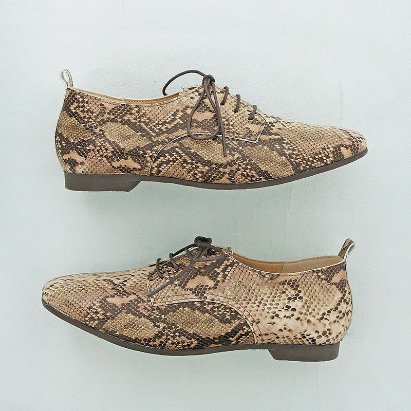 秋冬コーデのアクセントになるパイソン柄が魅力