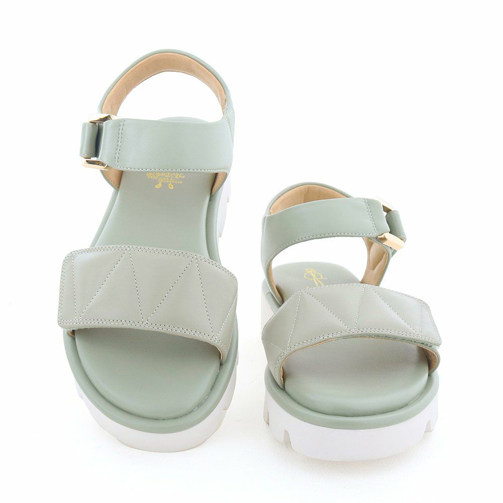 今年の新色はライトグリーン。爽やかなミントカラーが涼し気