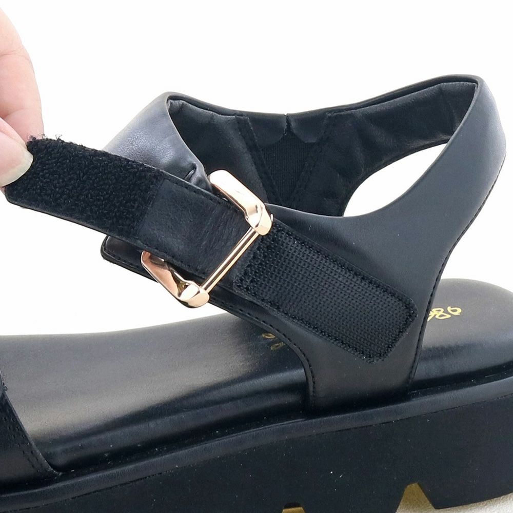 足首回りも面ファスナーでしっかりサイズを合わせられます