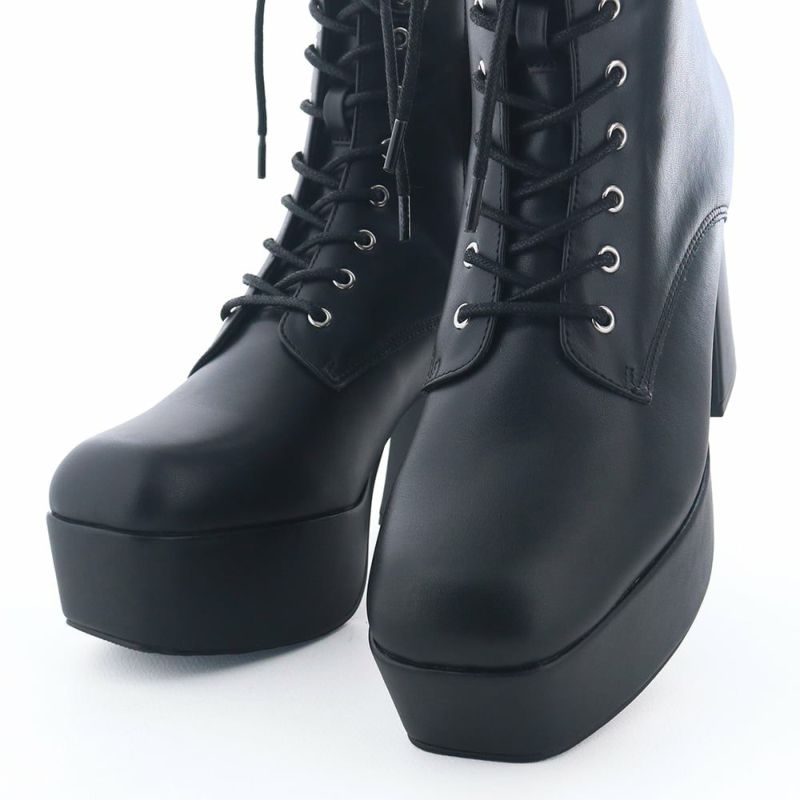 厚底でもすっきり見えるようにトゥラインはスクエアに