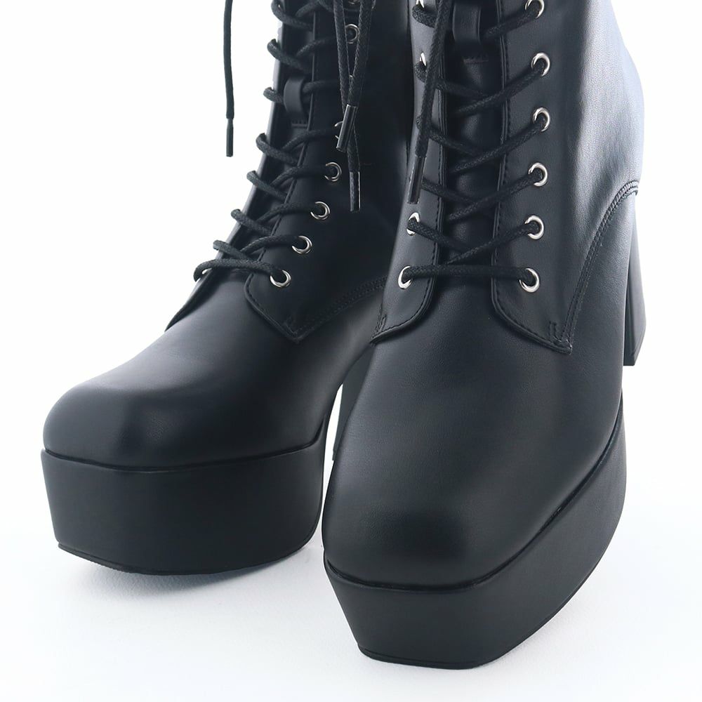 厚底でもすっきり見えるようにトゥラインはスクエアに