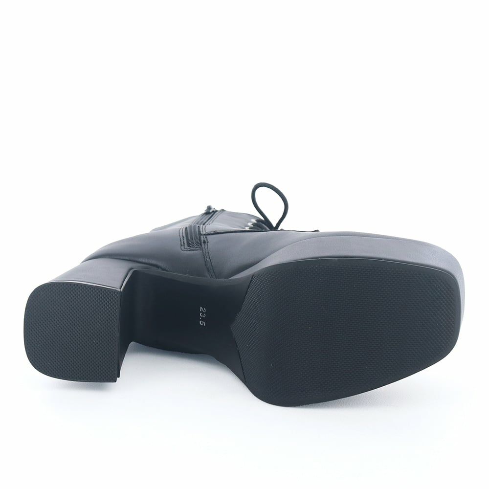 9cmヒールでも前の厚みで傾斜は5cmほど