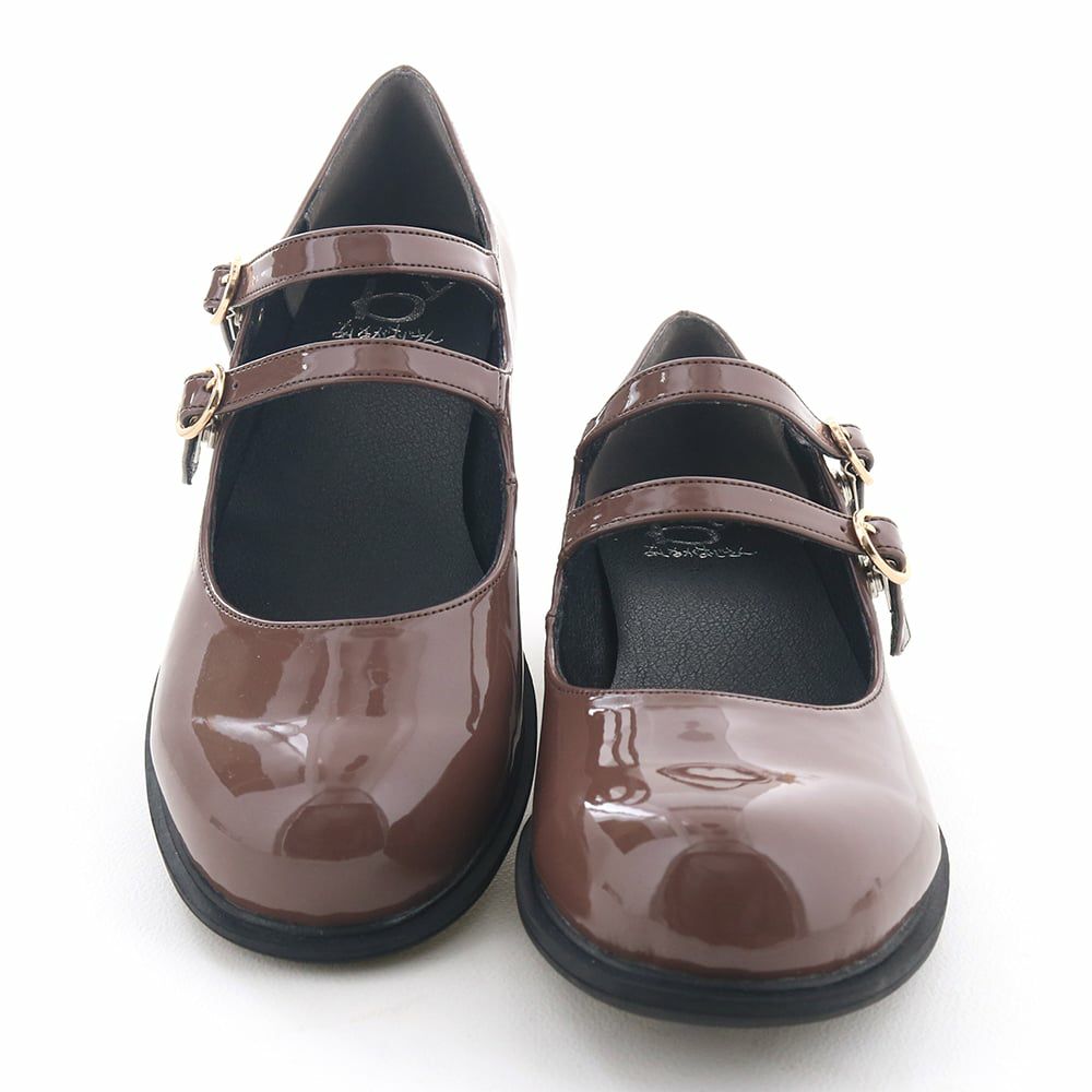 光沢感が美しいエナメル素材でほんのりレトロでクラシカルな佇まい